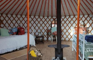 Foto 2 - Beautiful Rural Yurt With Wood Fired hot tub