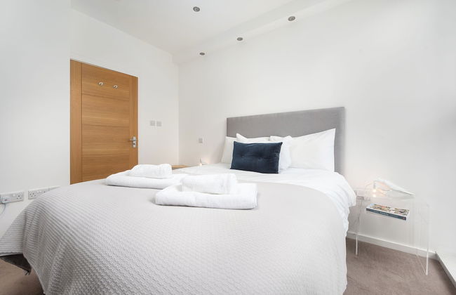 Modern Kingston Home Close to Hampton Court Palace by Underthedoormat - Foto 5