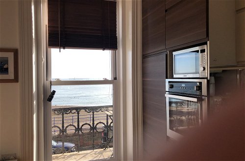 Photo 14 - Beautiful 2 Bed Balcony Apart Seafront Eastbourne