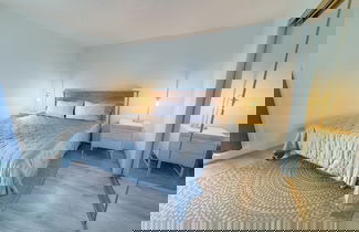 Foto 1 - Chic Waikiki Skytower Apartment 1 Bedroom Condo by RedAwning