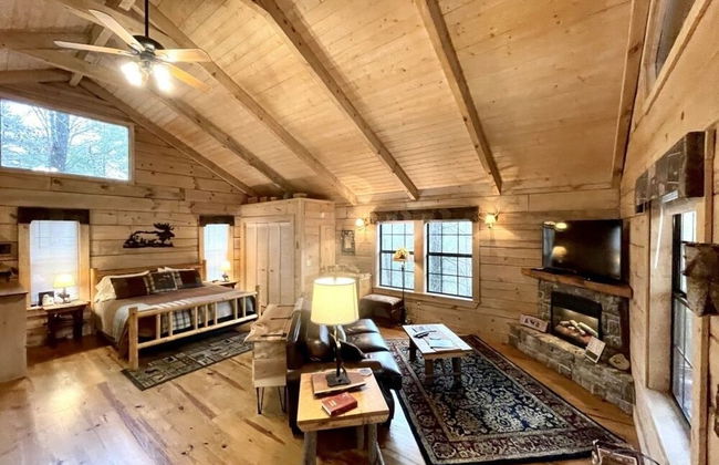 Private and Perfect! - hot tub, king bed, fireplace - dog and motorcycle friendly Studio Cabin by RedAwning - Foto 7