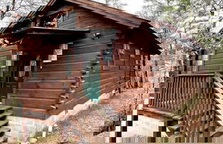 Foto 1 - Private and Perfect! - hot tub, king bed, fireplace - dog and motorcycle friendly Studio Cabin by RedAwning