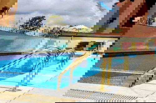Foto 1 - Myriad stays beachfront