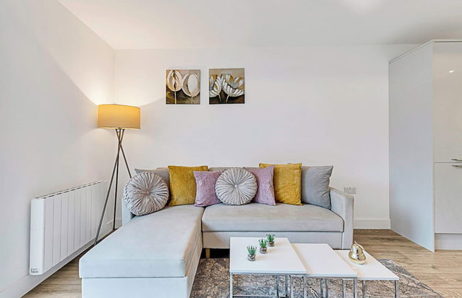 Newly Furnished and Bright Home - Foto 13