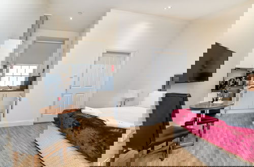 Photo 2 - Victoria Court Suites