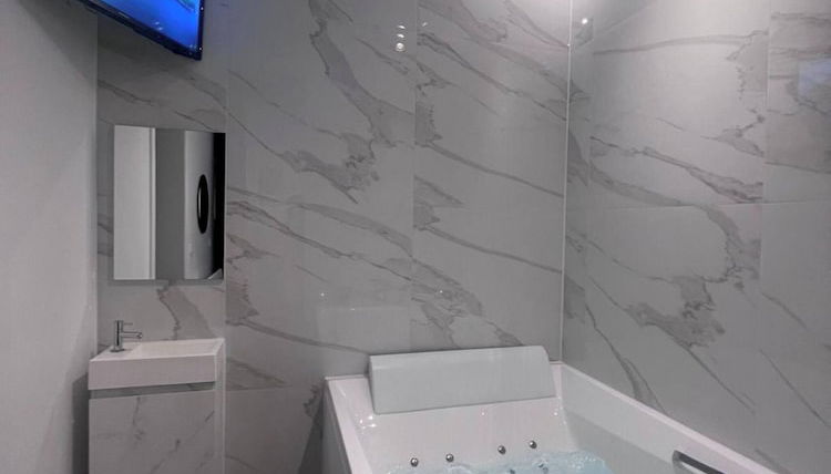 Photo 1 - Suite With Private Jacuzzi