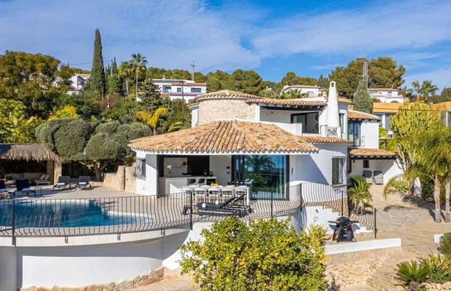 Relax in Luxury at This Stunning Seaside Villa - Foto 40