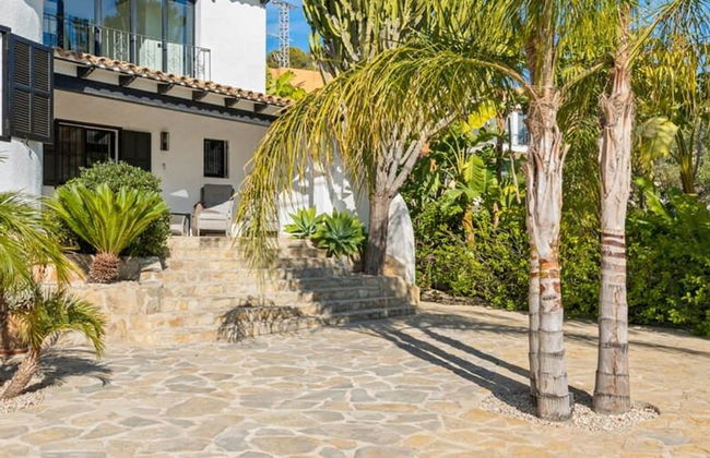 Relax in Luxury at This Stunning Seaside Villa - Foto 60