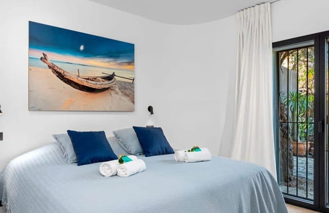 Relax in Luxury at This Stunning Seaside Villa - Foto 33