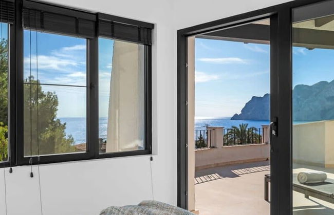 Relax in Luxury at This Stunning Seaside Villa - Foto 6