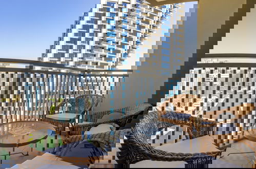 Foto 1 - Waves - High-Rise Elegance: 2BR Apt with Marina Views