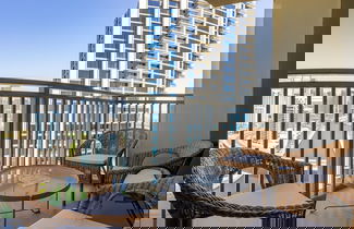 Foto 1 - Waves - High-Rise Elegance: 2BR Apt with Marina Views
