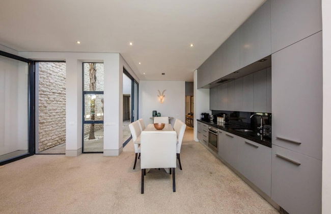 Spacious Holiday Apartment With Pool in Trendy De Waterkant Loader Apartment - Photo 11