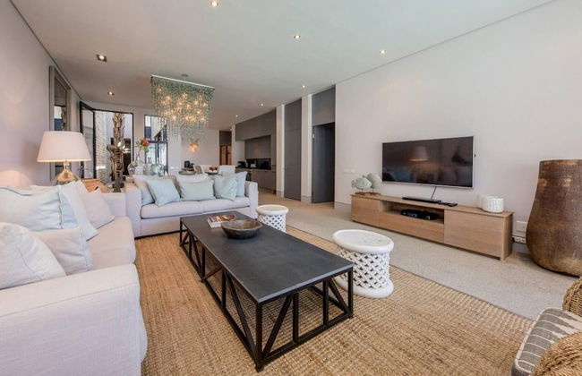 Spacious Holiday Apartment With Pool in Trendy De Waterkant Loader Apartment - Photo 5