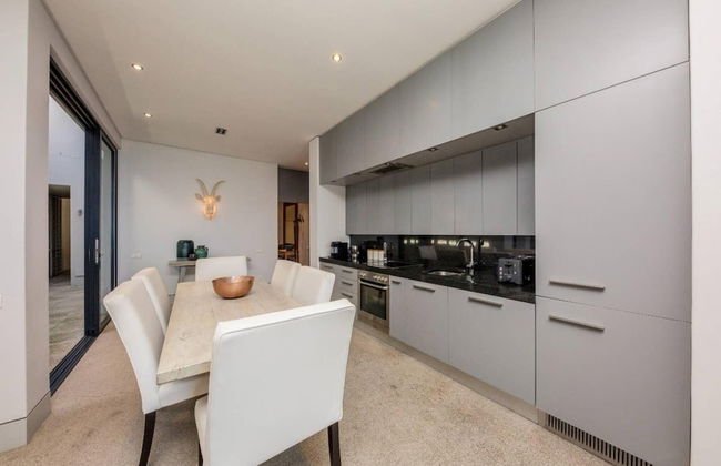 Spacious Holiday Apartment With Pool in Trendy De Waterkant Loader Apartment - Photo 2