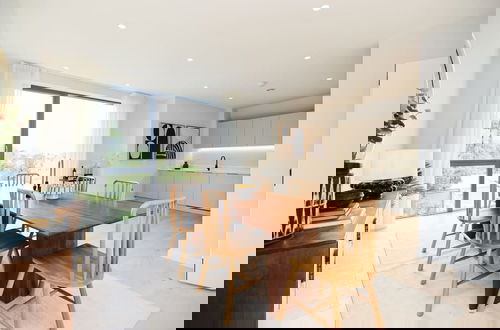Foto 4 - The Brondesbury Hideaway - Stylish 3bdr Flat With Balcony + Parking