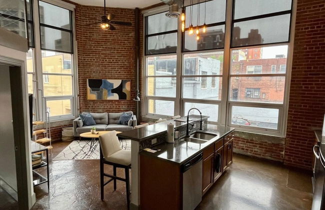 Exceptional 1 BR Apartment Downtown w Study Loft - Photo 3
