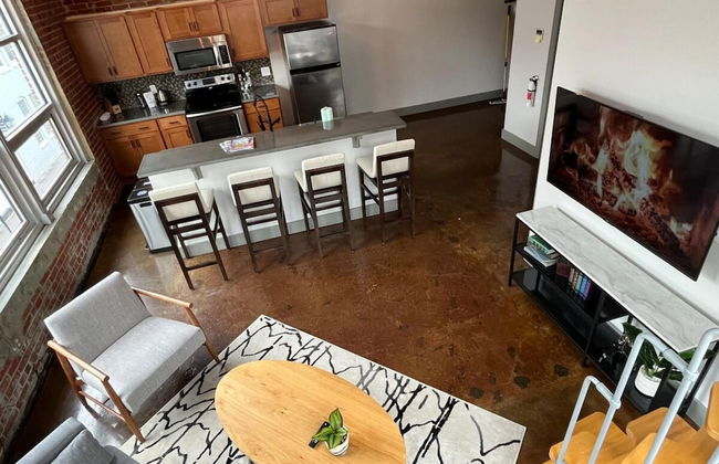 Exceptional 1 BR Apartment Downtown w Study Loft - Photo 6