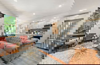 Foto 2 - Spacious Massive Logan Circle DC Rowhouse