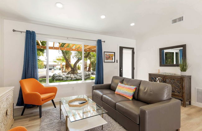 Experience Modern Luxury at Desert Hideaway - Foto 15