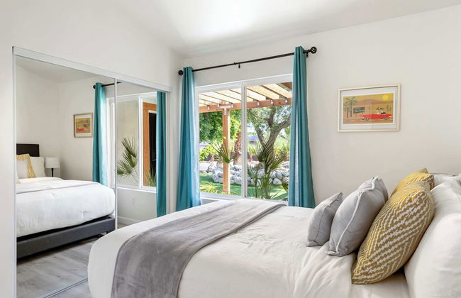 Experience Modern Luxury at Desert Hideaway - Foto 4