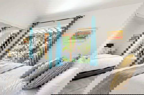 Foto 4 - Experience Modern Luxury at Desert Hideaway