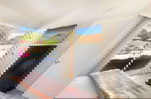 Foto 3 - Experience Modern Luxury at Desert Hideaway