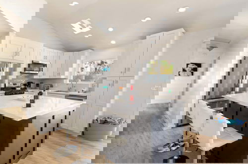 Foto 12 - Experience Modern Luxury at Desert Hideaway