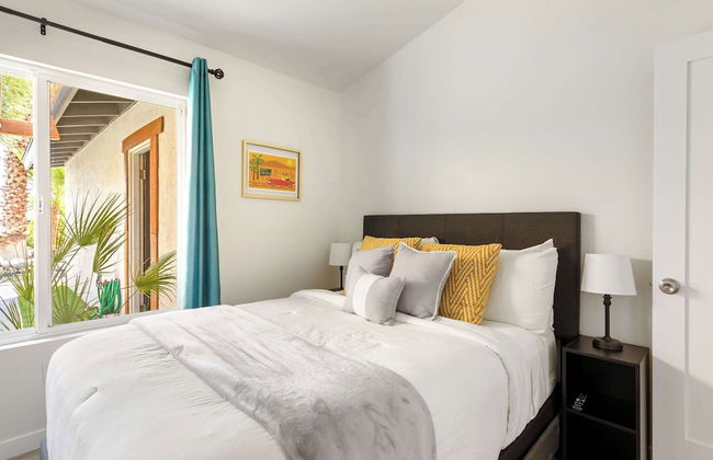 Experience Modern Luxury at Desert Hideaway - Foto 6