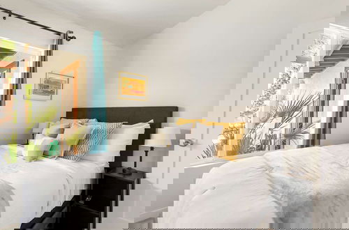 Foto 6 - Experience Modern Luxury at Desert Hideaway