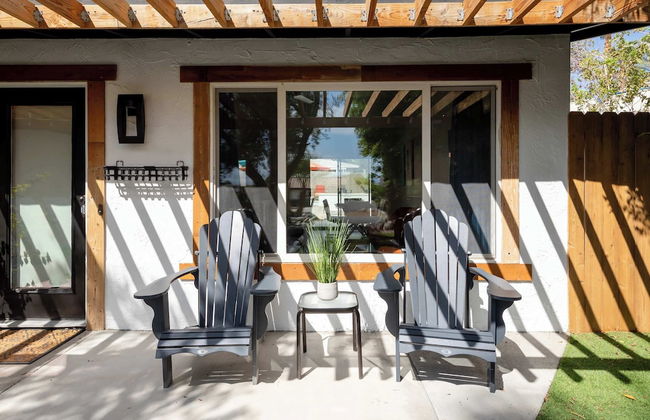 Experience Modern Luxury at Desert Hideaway - Foto 29
