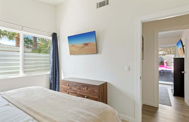 Experience Modern Luxury at Desert Hideaway - Foto 2