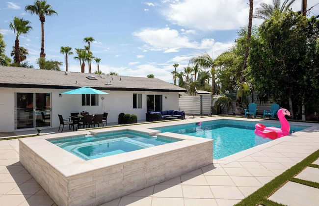 Experience Modern Luxury at Desert Hideaway - Foto 20