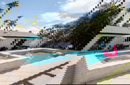 Foto 20 - Experience Modern Luxury at Desert Hideaway