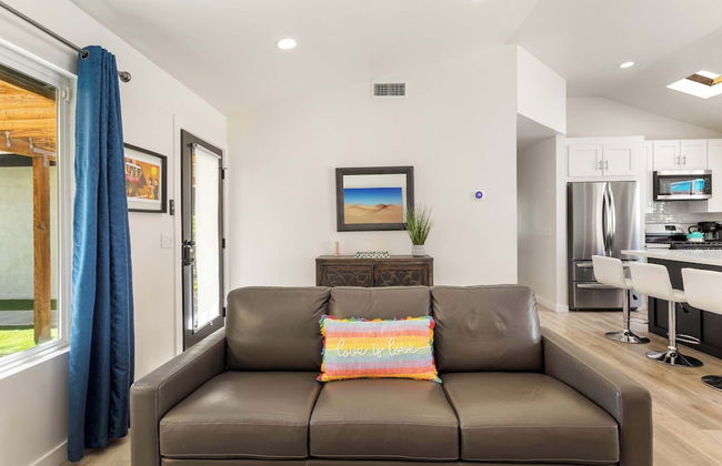 Experience Modern Luxury at Desert Hideaway - Foto 14