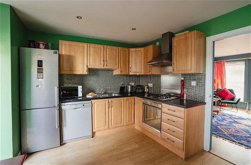 Foto 14 - Central Belfast Apartments: Unique Retreat in the East