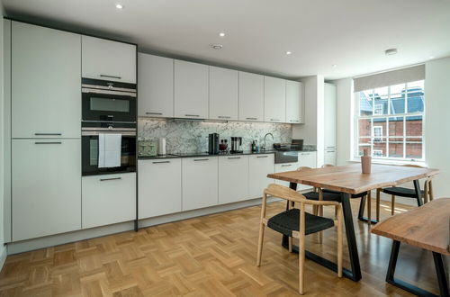 Photo 15 - Altido Spectacular 3-Bed Flat Near Holland Park