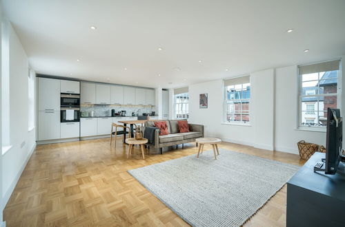 Photo 17 - JOIVY Spectacular 3-Bed Flat Near Holland Park