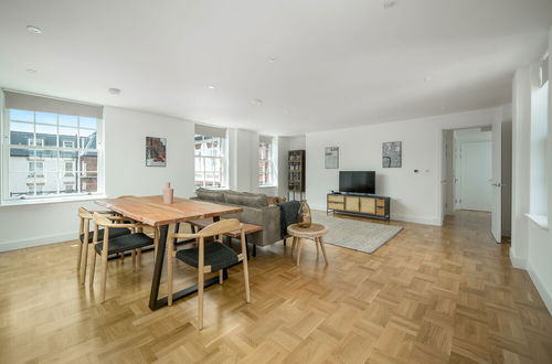 Photo 18 - Altido Spectacular 3-Bed Flat Near Holland Park