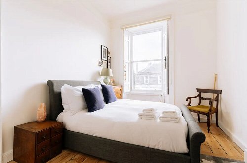 Photo 3 - Bright and Cosy 2 Bedroom Flat in Trendy Leith