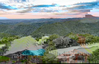 Foto 1 - Delmont by Avantstay Sleeps 20! Expansive Views in a Cabin Community