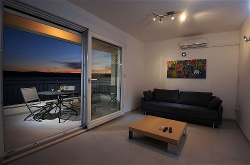 Foto 6 - Citybreak Apartman With Private Beach Near Split