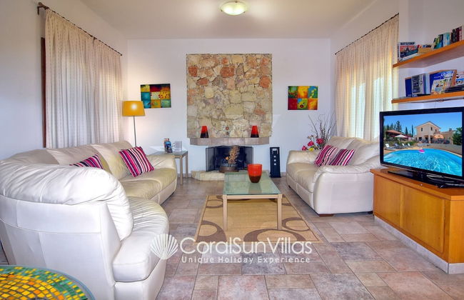 Large Pool & Garden, Billiard, Peaceful Area, Near to the Sea, Coral Bay Paphos - Photo 18