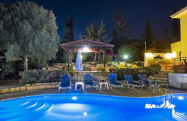 Large Pool & Garden, Billiard, Peaceful Area, Near to the Sea, Coral Bay Paphos - Photo 45