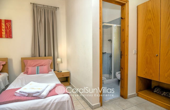 Large Pool & Garden, Billiard, Peaceful Area, Near to the Sea, Coral Bay Paphos - Photo 12