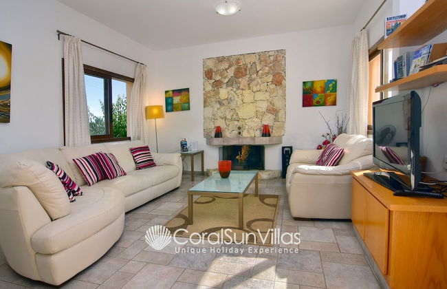 Large Pool & Garden, Billiard, Peaceful Area, Near to the Sea, Coral Bay Paphos - Photo 17