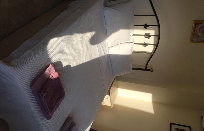 Perfectly Located Apartment - Photo 4