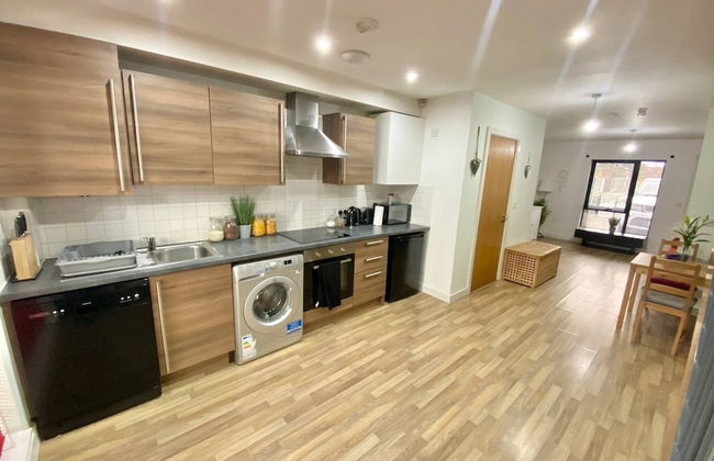 5-bed Townhouse Salford Deep Cleaned - Foto 16