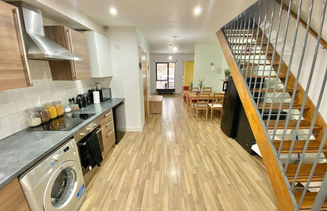 5-bed Townhouse Salford Deep Cleaned - Foto 18