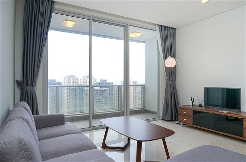 Photo 10 - Elegant 2BR at The Empyreal Condominium Epicentrum Apartment